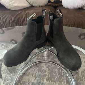 HIGH TOP BOOTS IN RUSTIC BLACK BY BLUNDSTONE size 8